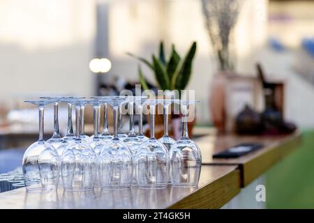 WEIN- UND Cocktailgläser in wunderschönem Licht und Tisch. Stockfoto