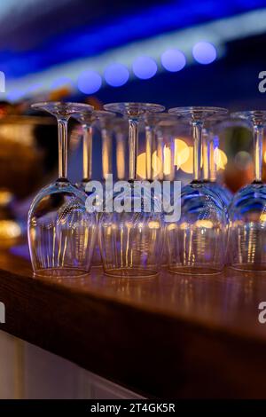 WEIN- UND Cocktailgläser in wunderschönem Licht und Tisch. Stockfoto