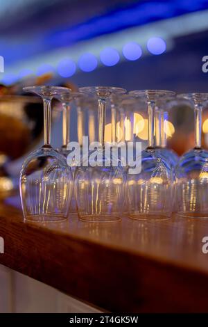 WEIN- UND Cocktailgläser in wunderschönem Licht und Tisch. Stockfoto