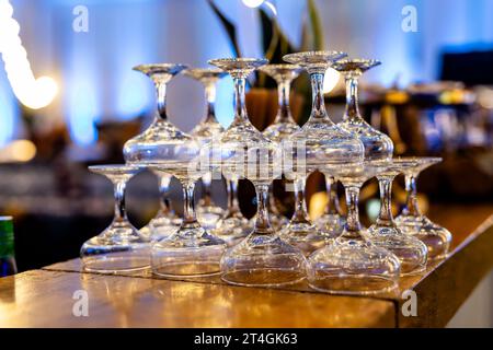 WEIN- UND Cocktailgläser in wunderschönem Licht und Tisch. Stockfoto