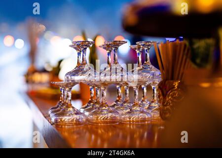 WEIN- UND Cocktailgläser in wunderschönem Licht und Tisch. Stockfoto