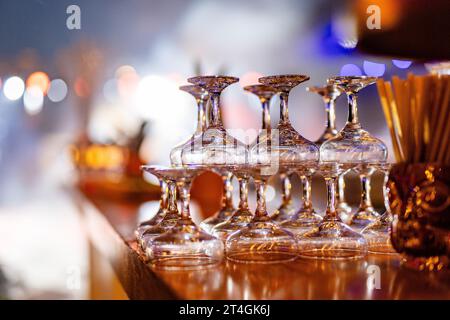 WEIN- UND Cocktailgläser in wunderschönem Licht und Tisch. Stockfoto