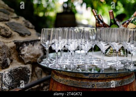 WEIN- UND Cocktailgläser in wunderschönem Licht und Tisch. Stockfoto