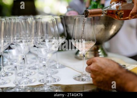 WEIN- UND Cocktailgläser in wunderschönem Licht und Tisch. Stockfoto