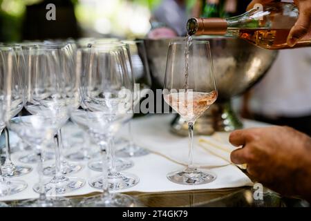 WEIN- UND Cocktailgläser in wunderschönem Licht und Tisch. Stockfoto