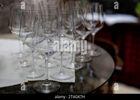 WEIN- UND Cocktailgläser in wunderschönem Licht und Tisch. Stockfoto