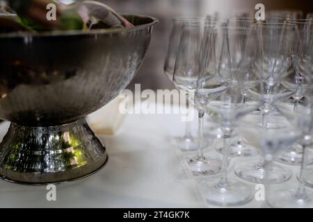 WEIN- UND Cocktailgläser in wunderschönem Licht und Tisch. Stockfoto