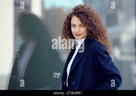 Städtisches Porträt einer ehrgeizigen jungen Frau Stockfoto