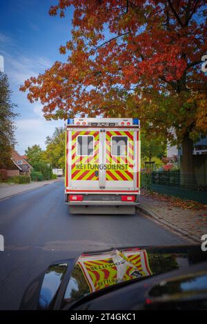 Auf einer Straße fährt ein Krankenwagen zu einer Operation Stockfoto