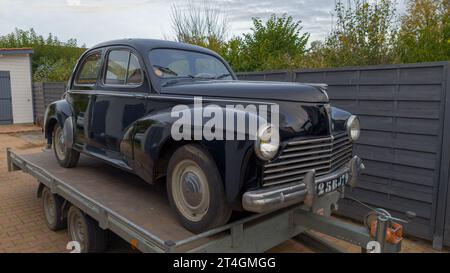 Bordeaux, Frankreich - 10 26 2023 : Peugeot 203 altes Auto in Auto Hauler Anhänger von französisch populär Fahrzeug fünfziger Jahre Stockfoto