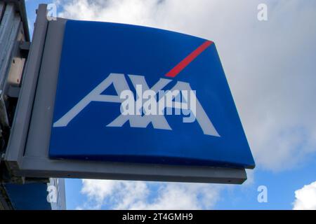 Bordeaux , Frankreich - 10 31 2023 : axa Logo Text Kette Markenzeichen Fassade französisches multinationales Versicherungsbüro Stockfoto