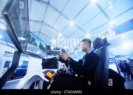 HANGZHOU, CHINA - 31. OKTOBER 2023 - Besucher erleben ein intelligentes KI-Taxi auf der Apsara-Konferenz 2023 in Hangzhou, Provinz Zhejiang, China, oC Stockfoto