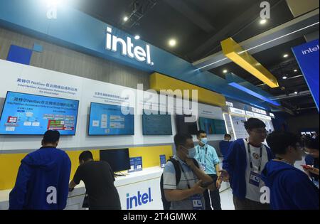 HANGZHOU, CHINA – 31. OKTOBER 2023 – Besucher erleben KI-Anwendungen, die von Intel während der Apsara-Konferenz 2023 in Hangzhou entwickelt wurden. Stockfoto