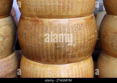 Cremona, Italien - 7. September 2022: Ganze Räder Parmigiano Reggiano Käse verkauft an einem Straßenstand während des Bauernmarktes in Cremona, Lombardei, Stockfoto