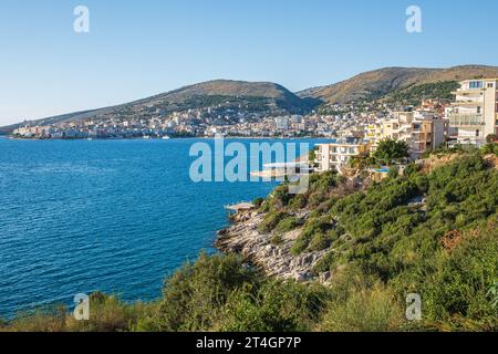 Wunderschöne Landschaft von Saranda. Albanien. Panorama der Stadt. Promenade. Stadthafen. Stadtstrand. Das Ionische Meer. Albanische Riviera. Reisekonzept b Stockfoto