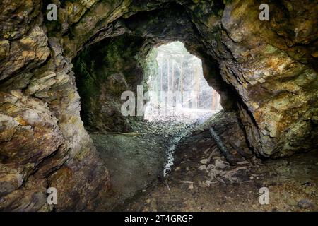 Blick in einen furchteinflößenden verlassenen Minentunnel in der Slowakei Stockfoto