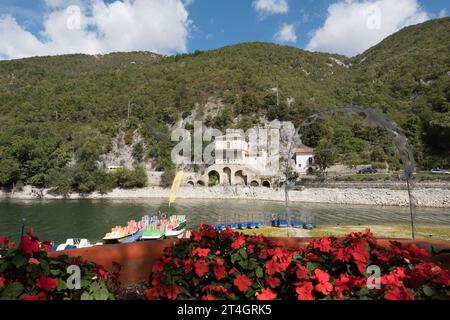 Wild, unberührt, von unermesslicher Schönheit, Lake Scanno Stockfoto