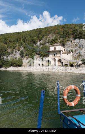 Wild, unberührt, von unermesslicher Schönheit, Lake Scanno Stockfoto