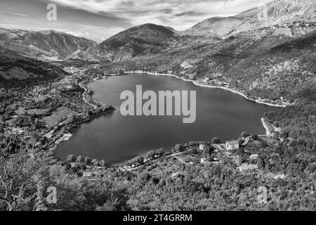 Wild, unberührt, von unermesslicher Schönheit, Lake Scanno Stockfoto