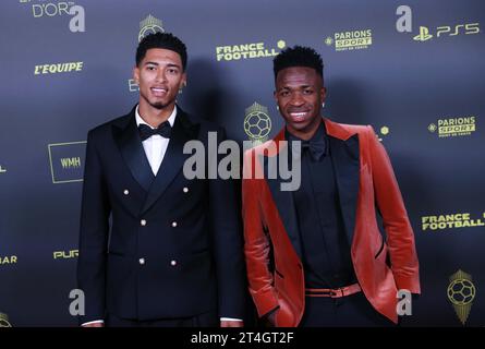 Paris, Frankreich. 30. Oktober 2023. Jude Bellingham (L) und Vinicius Junior treffen am 30. Oktober 2023 bei der Preisverleihung des Ballon d’Or France Football 2023 in Paris ein. Quelle: Gao Jing/Xinhua/Alamy Live News Stockfoto