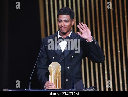 Paris, Frankreich. 30. Oktober 2023. Real Madrids englischer Mittelfeldspieler Jude Bellingham erhält die Kopa Trophy für den besten U21-Spieler bei der Preisverleihung des Ballon d’Or France Football 2023 in Paris am 30. Oktober 2023. Quelle: Gao Jing/Xinhua/Alamy Live News Stockfoto