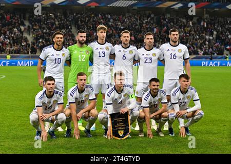 Spieler aus Schottland mit Che Adams (10) aus Schottland, Torhüter Liam Kelly (12) aus Schottland, Jack Hendry (13) aus Schottland, Liam Cooper (6) aus Schottland, Kenny McLean (23) aus Schottland, Scott McKenna (16) aus Schottland, Billy Gilmour (14) aus Schottland, Lewis Ferguson (19) aus Schottland, Scott McTominay (4) aus Schottland, Greg Taylor (20) aus Schottland und Nathan Patterson (22) aus Schottland posieren für ein Mannschaftsfoto während eines Fußballspiels zwischen den französischen und schottischen Nationalmannschaften am 17. Oktober 2023 in Lille, Frankreich. (Foto: David Catry/Sportpix) Stockfoto