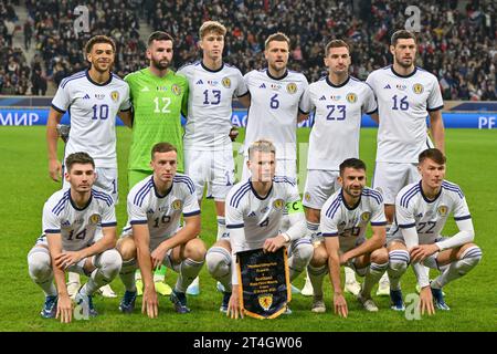 Spieler aus Schottland mit Che Adams (10) aus Schottland, Torhüter Liam Kelly (12) aus Schottland, Jack Hendry (13) aus Schottland, Liam Cooper (6) aus Schottland, Kenny McLean (23) aus Schottland, Scott McKenna (16) aus Schottland, Billy Gilmour (14) aus Schottland, Lewis Ferguson (19) aus Schottland, Scott McTominay (4) aus Schottland, Greg Taylor (20) aus Schottland und Nathan Patterson (22) aus Schottland posieren für ein Mannschaftsfoto während eines Fußballspiels zwischen den französischen und schottischen Nationalmannschaften am 17. Oktober 2023 in Lille, Frankreich. (Foto: David Catry/Sportpix) Stockfoto