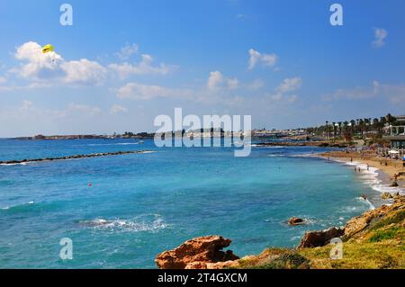 Touristen genießen das Meer an einem wunderschönen Strand in Paphos Stockfoto