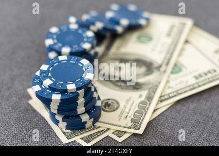 Dieses auffällige Bild von zwei Miniaturgeschäften, die Hand schütteln, könnte für die Börse, das Bankwesen, das Immobilienmanagement und das Vermögensmanagement verwendet werden. Die Stockfoto