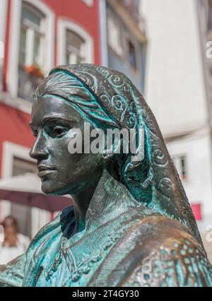 Coimbra, Portugal - 6. September 2019: Gedenkstätte für den Pitcher Carrier Tricana Skulptur des Künstlers Andre Alves. Altstadt Von Coimbra, Portugal Stockfoto