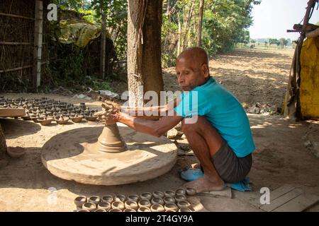 Indische Töpfer machen kleinen Topf oder Diya für Diwali mit Ton auf Töpferrad Handarbeit Stockfoto