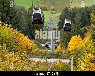 Seilbahn bergauf auf auf dem Breitenberg mit bunten Bäumen im Herbst am 29. Oktober 2023 in Pfronten bei Füssen. Quelle: Imago/Alamy Live News Stockfoto