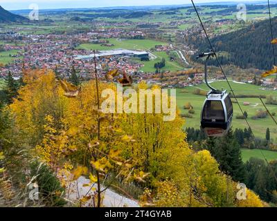 Seilbahn bergauf auf auf dem Breitenberg mit bunten Bäumen im Herbst am 29. Oktober 2023 in Pfronten bei Füssen. Quelle: Imago/Alamy Live News Stockfoto