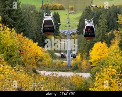 Seilbahn bergauf auf auf dem Breitenberg mit bunten Bäumen im Herbst am 29. Oktober 2023 in Pfronten bei Füssen. Quelle: Imago/Alamy Live News Stockfoto