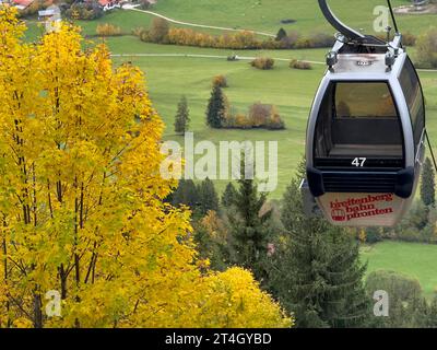 Seilbahn bergauf auf auf dem Breitenberg mit bunten Bäumen im Herbst am 29. Oktober 2023 in Pfronten bei Füssen. Quelle: Imago/Alamy Live News Stockfoto