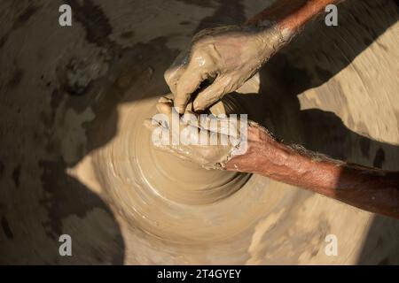 Indische Töpfer machen kleinen Topf oder Diya für Diwali mit Ton auf Töpferrad Handarbeit Stockfoto