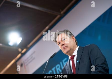 Industriekonferenz 2023 von BMWK und Bündnis für Zukunft der Industrie PK vor Beginn der Konferenz - Robert Habeck, BundeswirtschaftsministerIndustriekonferenz 2023 von BMWK und Bündnis für Zukunft der Industrie PK vor Beginn der Konferenz - Robert Habeck, Bundeswirtschaftsminister, Berlin Berlin Deutschland Eventlocation Radialsystem *** Industriekonferenz 2023 des BMWK und Allianz für die Zukunft der Industrie PK vor dem Start der Konferenz Robert Habeck, Bundeswirtschaftsministerkonferenz 2023 des BMWK und Allianz für die Zukunft der Industrie PK vor dem Start der CON Stockfoto