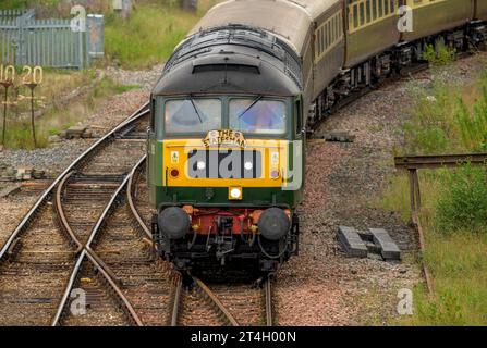 Diesel-Klasse 47, die Siedlung nach Carlilse & Coastal Statesman, die Carlisle verlassen. (Milton Keynes-Carlisle) Stockfoto