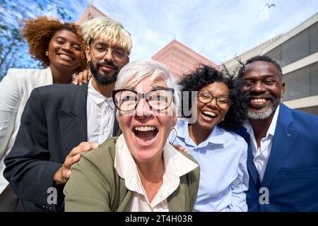 Glückliche Geschäftsleute, die draußen ein Selfie machen Stockfoto