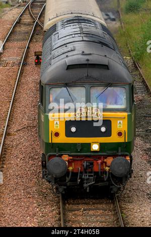 Diesel-Klasse 47, die Siedlung nach Carlilse & Coastal Statesman, die Carlisle verlassen. (Milton Keynes-Carlisle) Stockfoto