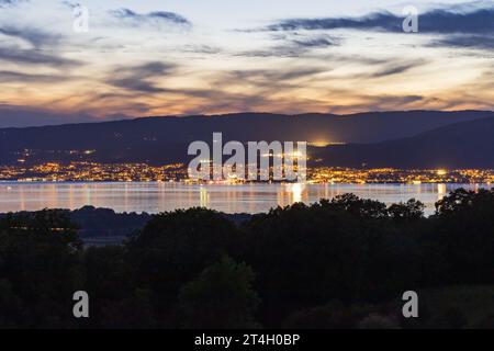 Ein atemberaubendes nächtliches Panorama der Stadt Neuchatel in der Schweiz. Stockfoto