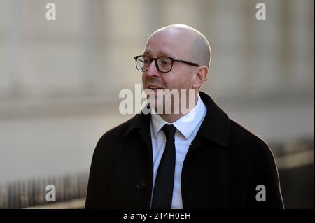 London, Großbritannien. 31. Oktober 2023. Lee Cain, ehemaliger Kommunikationsdirektor in der Downing Street, kommt bei der COVID-19-Untersuchung des Vereinigten Königreichs an, ist eine unabhängige öffentliche Untersuchung über die Reaktion des Vereinigten Königreichs auf die COVID-19-Pandemie und die Auswirkungen dieser Pandemie und um Lehren für die Zukunft zu ziehen, die in Dorland House im Westen Londons abgehalten wird. Quelle: MARTIN DALTON/Alamy Live News Stockfoto