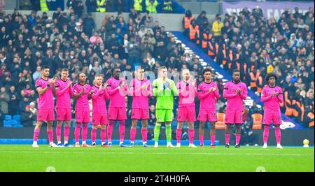 Fulham-Spieler zollen Sir Bobby Charlton und Bill Kenwright CBE während des Premier League-Spiels zwischen Brighton und Hove Albion und Fulham im American Express Stadium, Brighton, Großbritannien - 29. Oktober 2023 Foto Simon Dack / Telefoto images. Nur redaktionelle Verwendung. Kein Merchandising. Für Football Images gelten Einschränkungen für FA und Premier League, inc. Keine Internet-/Mobilnutzung ohne FAPL-Lizenz. Weitere Informationen erhalten Sie bei Football Dataco Stockfoto