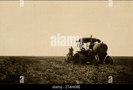 Tractor at Work on the Prairie aus dem Buch Texas, the Amaellous, the State of the Six Flags; von Nevin Otto Winter veröffentlichte The Page Company 1916 , einschließlich der Berichte über die spanische Siedlung und Gründung der indischen Missionen; die unglückliche Expedition und der Tod von La Salle ; die Romantik ihrer frühen Siedlung und Geschichten über ihre Hardy Pioneers, die neunjährige Republik Texas, Stephen F. Austin und Sam Houston, "Remember the Alamo", die Entwicklung der Cattle Ranches, die Great Ranches und ein Besuch einer Millionen Hektar großen Ranch, die wachsenden Städte; die Rehabilitation von Galveston; Stockfoto