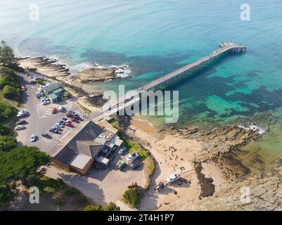 Aus der Vogelperspektive auf einen Parkplatz und einen langen schmalen Bootssteg vor der Küste von Lorne an der Great Ocean Road in Victoria, Australien Stockfoto