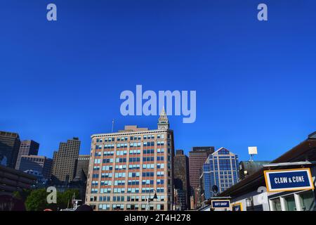 Ein atemberaubender Wolkenkratzer in Amerika streckt nach dem Himmel, umgeben von der ruhigen Schönheit eines leuchtend blauen Himmels Stockfoto