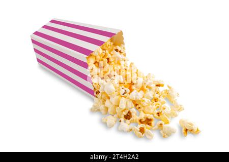 Leckeres Käsepopcorn, das aus einem rosa gestreiften Kartoneimer fällt, isoliert auf weißem Hintergrund. Streuung von Popcornkörnern. Filme, Kino und Eintritt Stockfoto