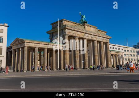 Berlin, Deutschland - 11. August 2023: Brandenburger Tor im Zentrum Berlins Stockfoto