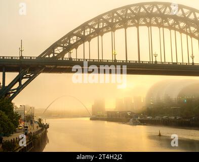 Tyne Bridge, sage Centre und Millenium Bridge an einem nebeligen Herbstaufgang in Newcastle Stockfoto