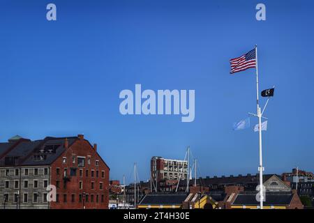 Ein atemberaubender Wolkenkratzer in Amerika streckt nach dem Himmel, umgeben von der ruhigen Schönheit eines leuchtend blauen Himmels Stockfoto